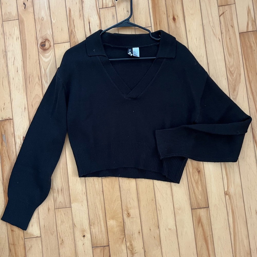 H&M Cropped Polo Sweater. Size Medium. Black.